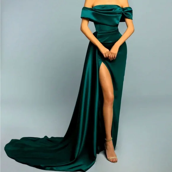 green emerald velvet dress Blue Blossom main image 0
